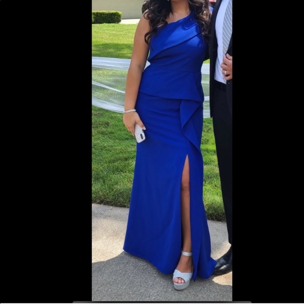 Beautiful Vince Camuto Gown 🦋